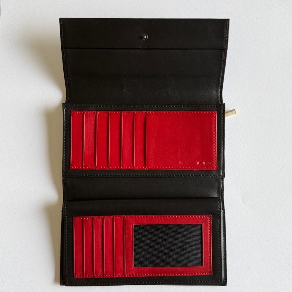 TUMI 🇮🇹 Trifold Wallet. Checkbook. Credit Card wallet.